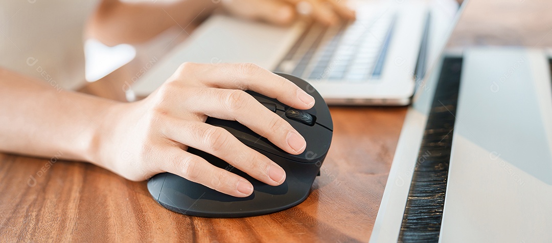 Mão de mulher usando mouse ergonômico de computador, prevenção de dor no pulso porque trabalha muito tempo. tenossinovite de De Quervain, sintoma de intersecção, síndrome do túnel do carpo ou conceito de síndrome de escritório