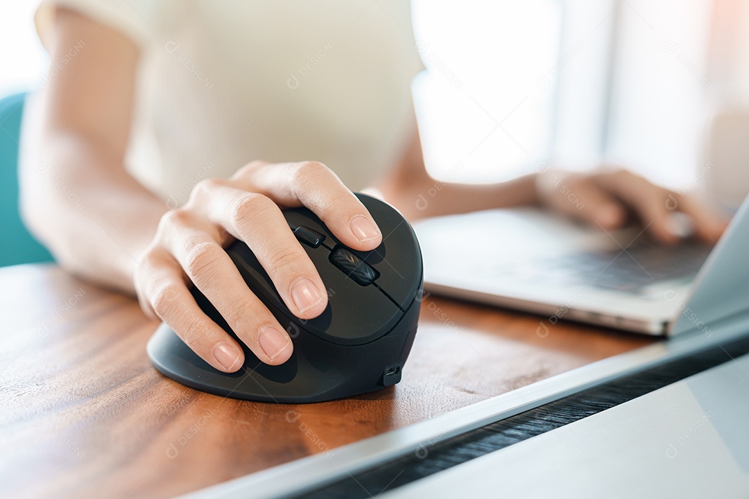 Mão de mulher usando mouse ergonômico de computador, prevenção de dor no pulso porque trabalha muito tempo. tenossinovite de De Quervain, sintoma de intersecção, síndrome do túnel do carpo ou conceito de síndrome de escritório