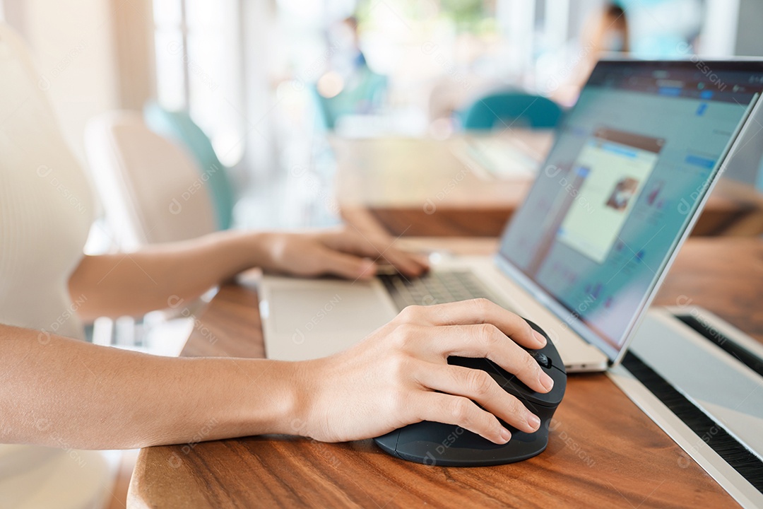 Mão de mulher usando mouse ergonômico de computador, prevenção de dor no pulso porque trabalha muito tempo. tenossinovite de De Quervain, sintoma de intersecção, síndrome do túnel do carpo ou conceito de síndrome de escritório