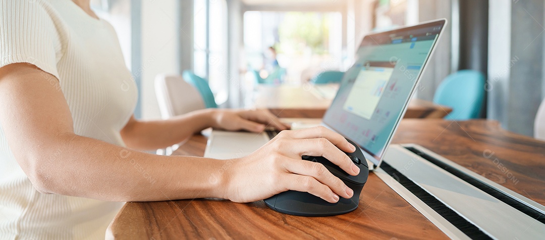 Mão de mulher usando mouse ergonômico de computador, prevenção de dor no pulso porque trabalha muito tempo. tenossinovite de De Quervain, sintoma de intersecção, síndrome do túnel do carpo ou conceito de síndrome de escritório