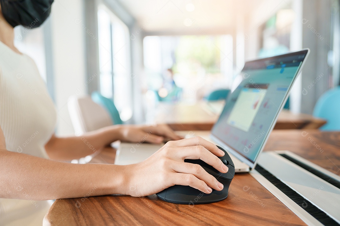Mão de mulher usando mouse ergonômico de computador, prevenção de dor no pulso porque trabalha muito tempo. tenossinovite de De Quervain, sintoma de intersecção, síndrome do túnel do carpo ou conceito de síndrome de escritório