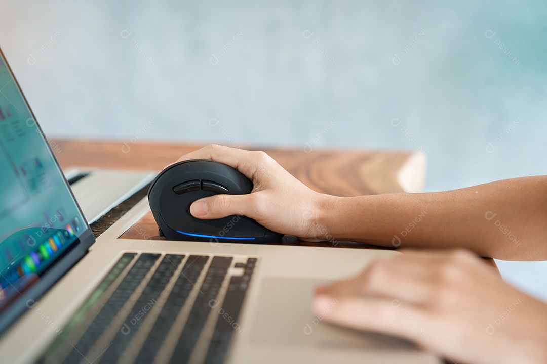 Mão de mulher usando mouse ergonômico de computador, prevenção de dor no pulso porque trabalha muito tempo. tenossinovite de De Quervain, sintoma de intersecção, síndrome do túnel do carpo ou conceito de síndrome de escritório