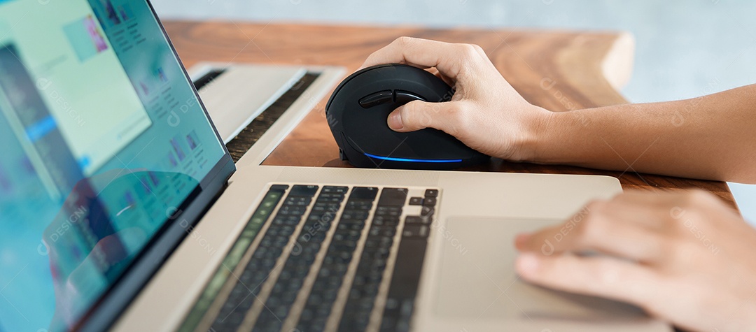 Mão de mulher usando mouse ergonômico de computador, prevenção de dor no pulso porque trabalha muito tempo. tenossinovite de De Quervain, sintoma de intersecção, síndrome do túnel do carpo ou conceito de síndrome de escritório