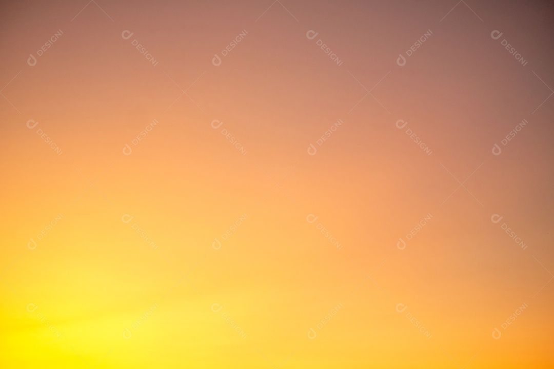 Lindas nuvens alaranjadas gradientes e luz solar no céu azul