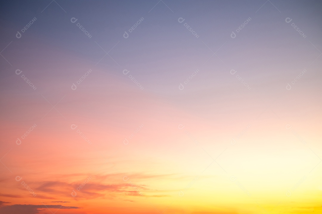 Lindas nuvens alaranjadas gradientes e luz solar no céu azul