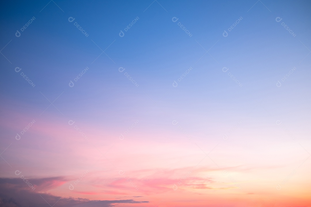 Lindas nuvens alaranjadas gradientes e luz solar no céu azul