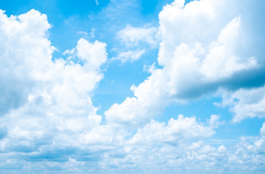 lindas nuvens brancas macias no céu azul perfeitas para as costas