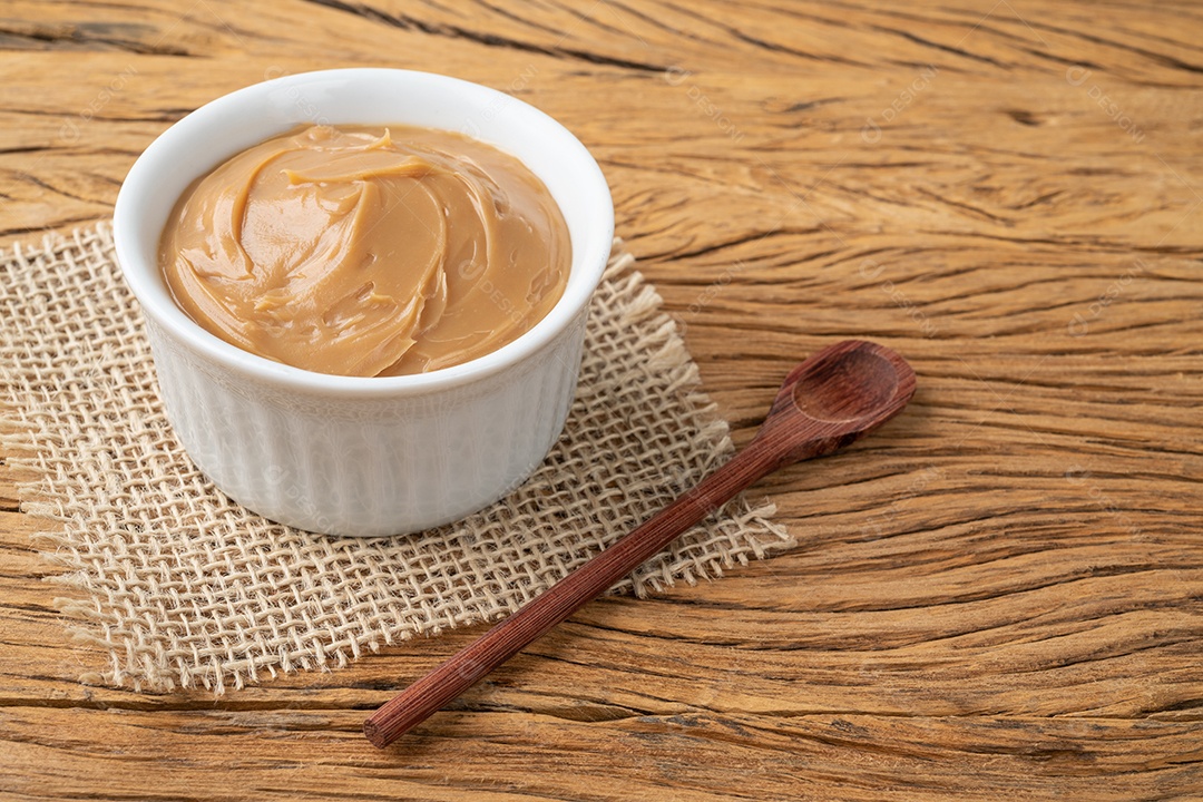 Doce de leite, doce de leite cremoso tradicional brasileiro sobre mesa de madeira