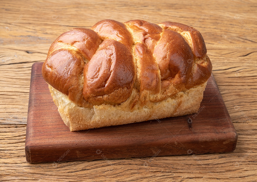 Pão de brioche sobre a mesa de madeira.