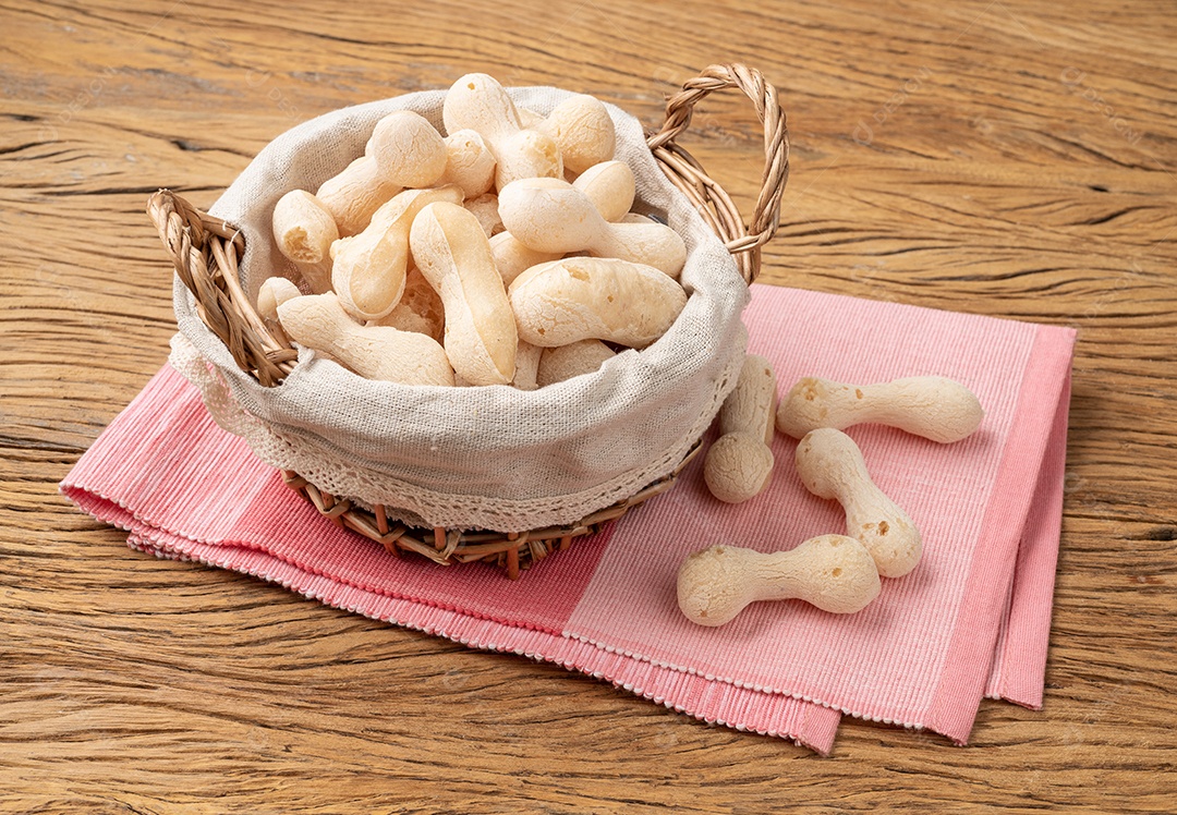Polvilho brasileiro tradicional ou biscoito de amido em uma cesta sobre mesa de madeira.