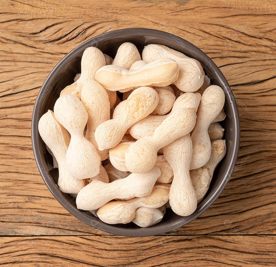 Polvilho brasileiro tradicional ou biscoito de amido em uma cesta sobre mesa de madeira.