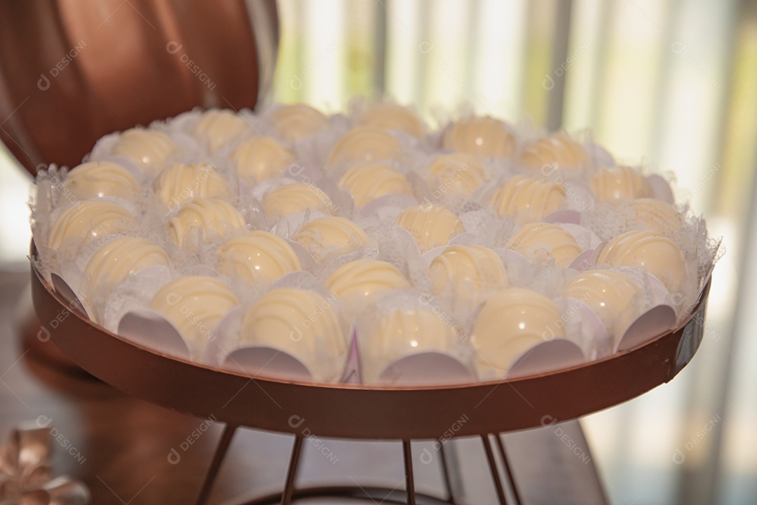 Docinhos de casamento em mesa de bufe