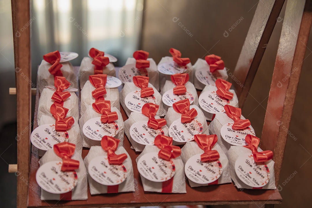 Docinhos de casamento em mesa de bufe