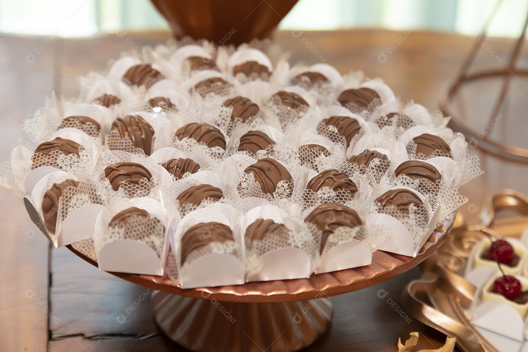 Docinhos de casamento em mesa de bufe