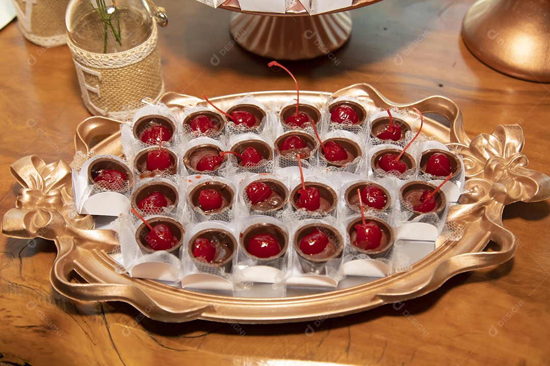 Docinhos de casamento em mesa de bufe