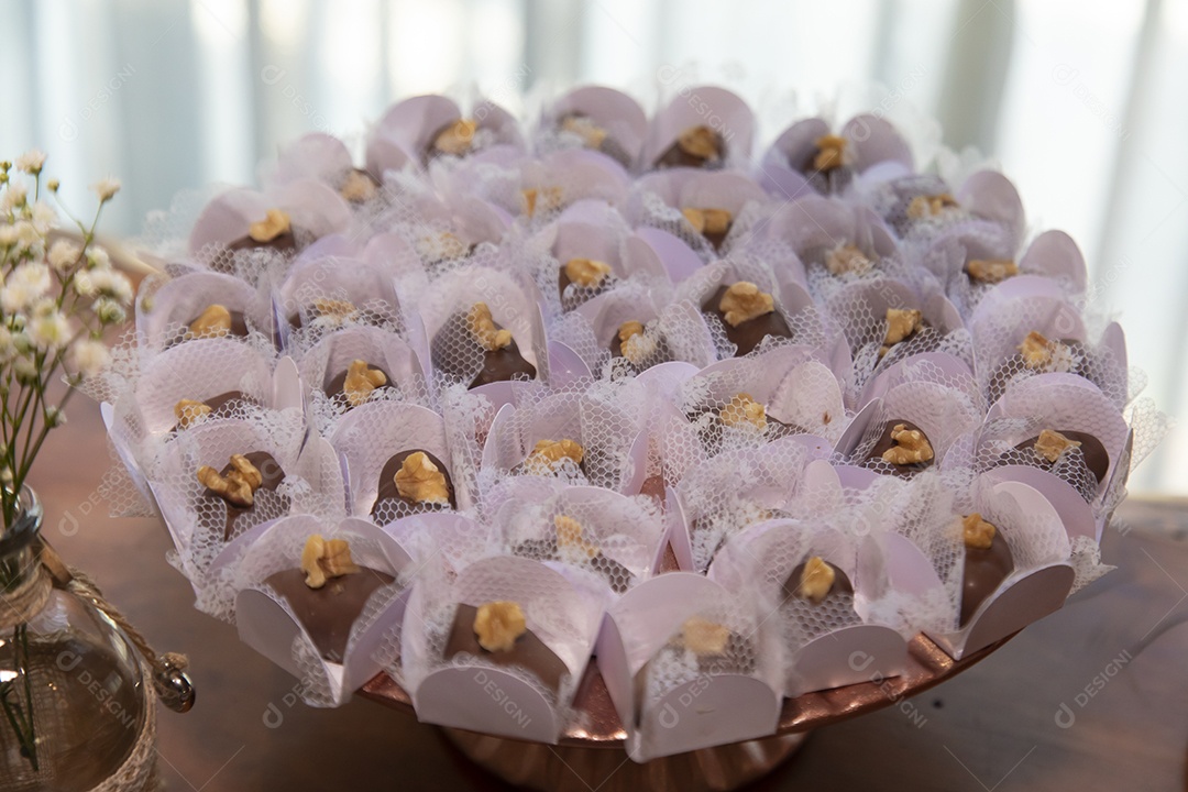 Docinhos de casamento em mesa de bufe