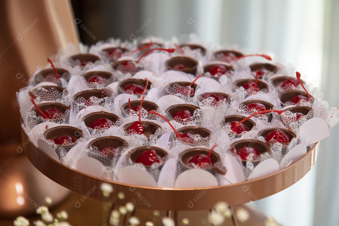 Docinhos de casamento em mesa de bufe