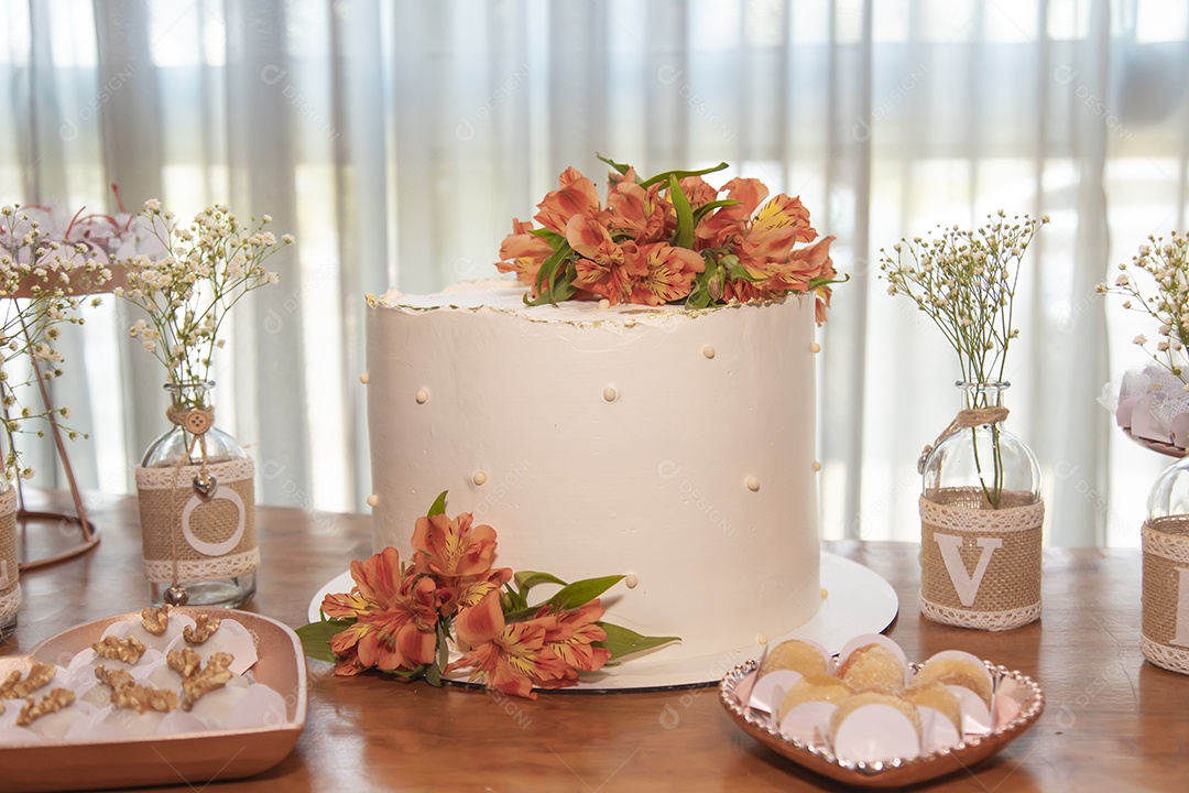 Bolo de casamento em mesa de bufe