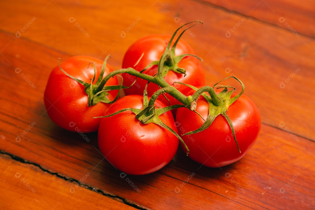 Pilha de tomates na mesa de madeira, composição no centro, tomates