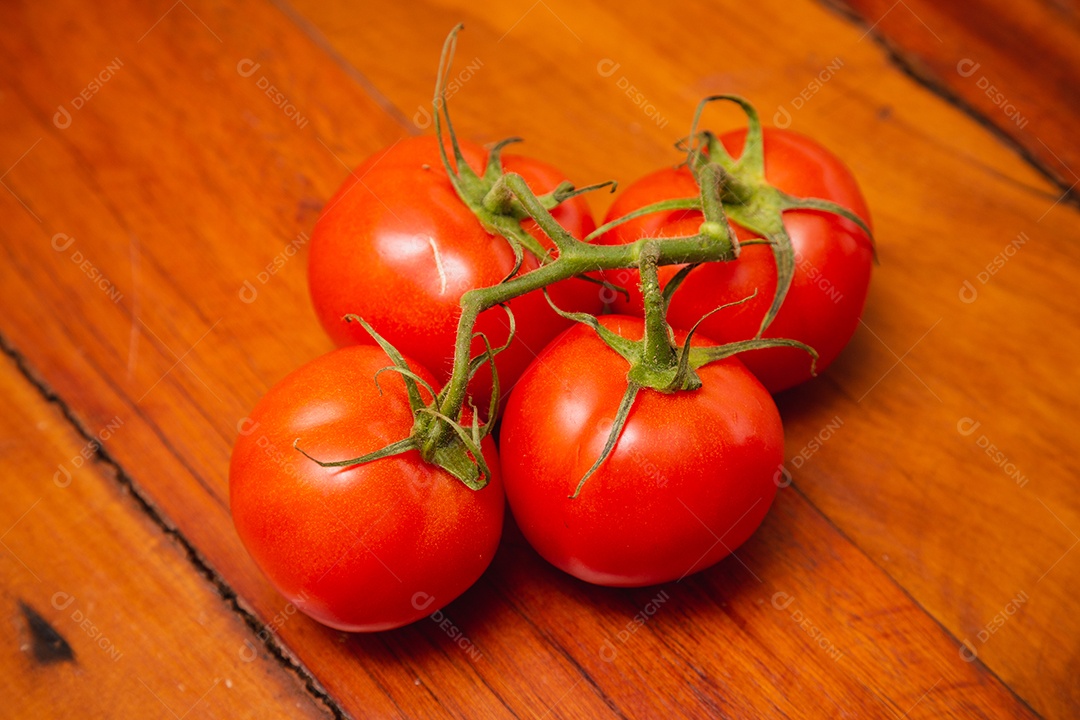 Pilha de tomates na mesa de madeira, composição no centro, tomates