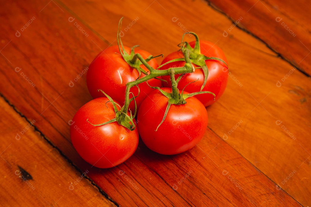 Pilha de tomates na mesa de madeira, composição no centro, tomates