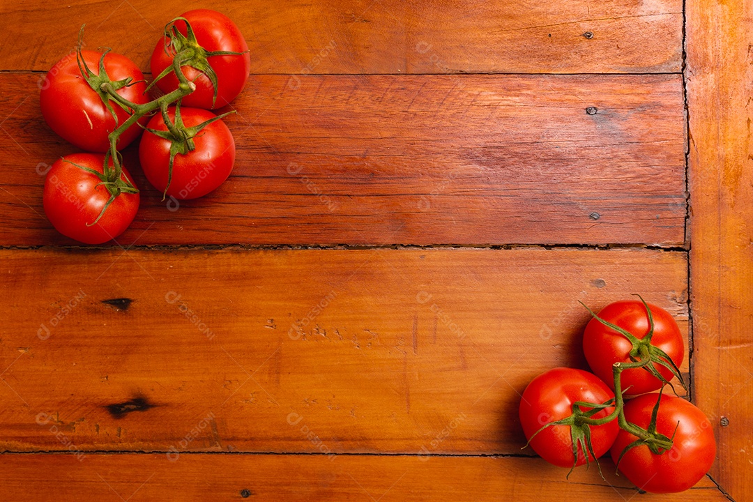 Pilha de tomates na mesa de madeira, composição no centro, tomates