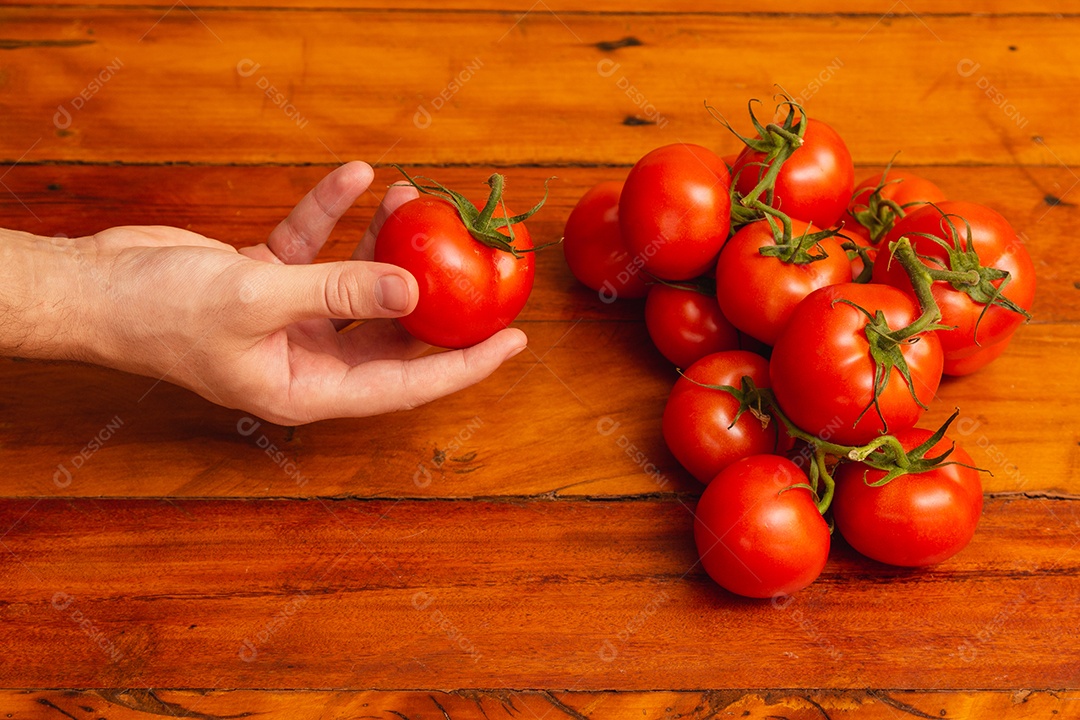Pilha de tomates na mesa de madeira, composição no centro, tomates
