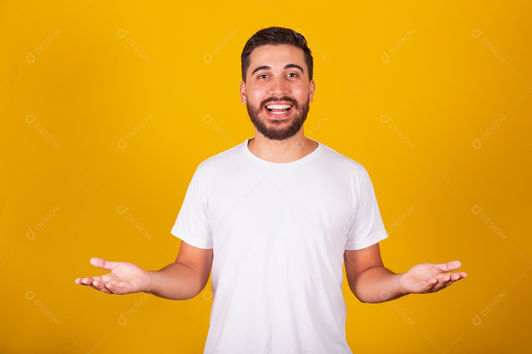 Homem jovem brasileiro sorridente barbudo fundo amarelo