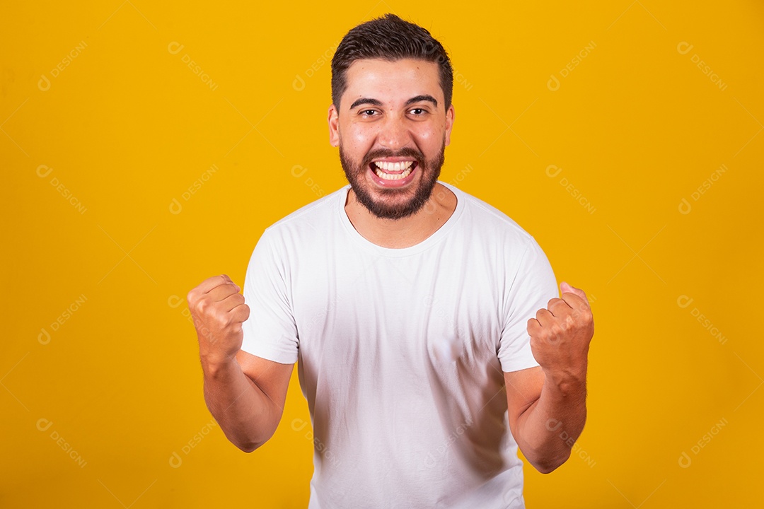 Homem jovem brasileiro sorridente barbudo fundo amarelo