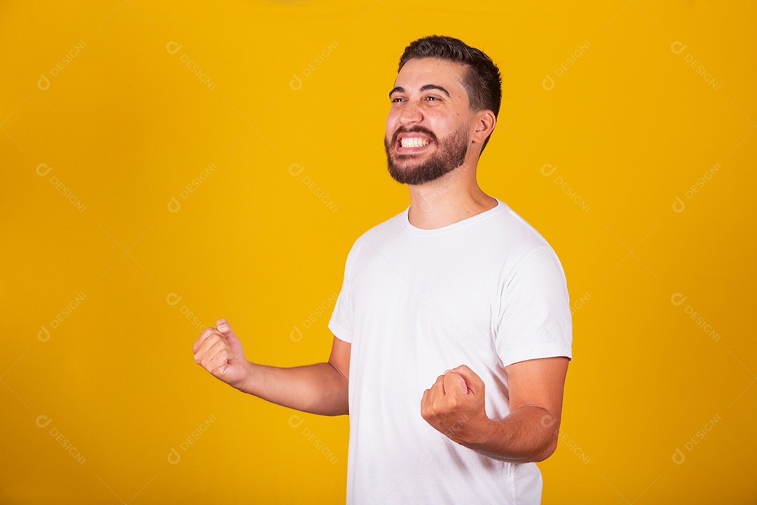 Homem jovem brasileiro sorridente barbudo fundo amarelo