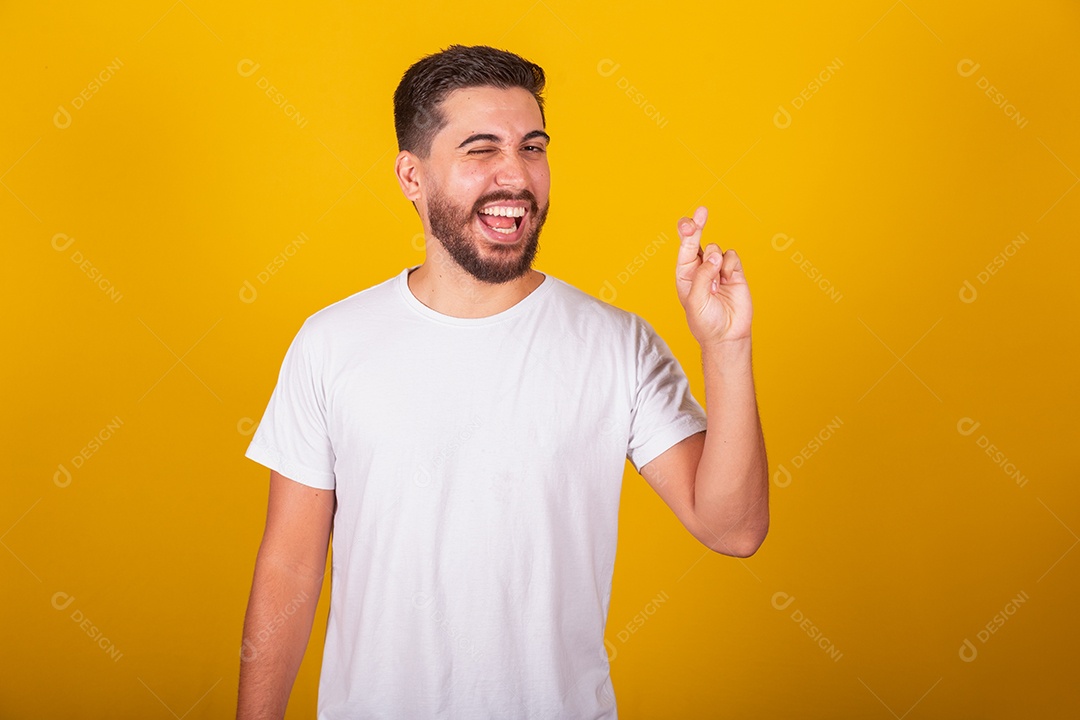 Homem jovem brasileiro sorridente barbudo fundo amarelo