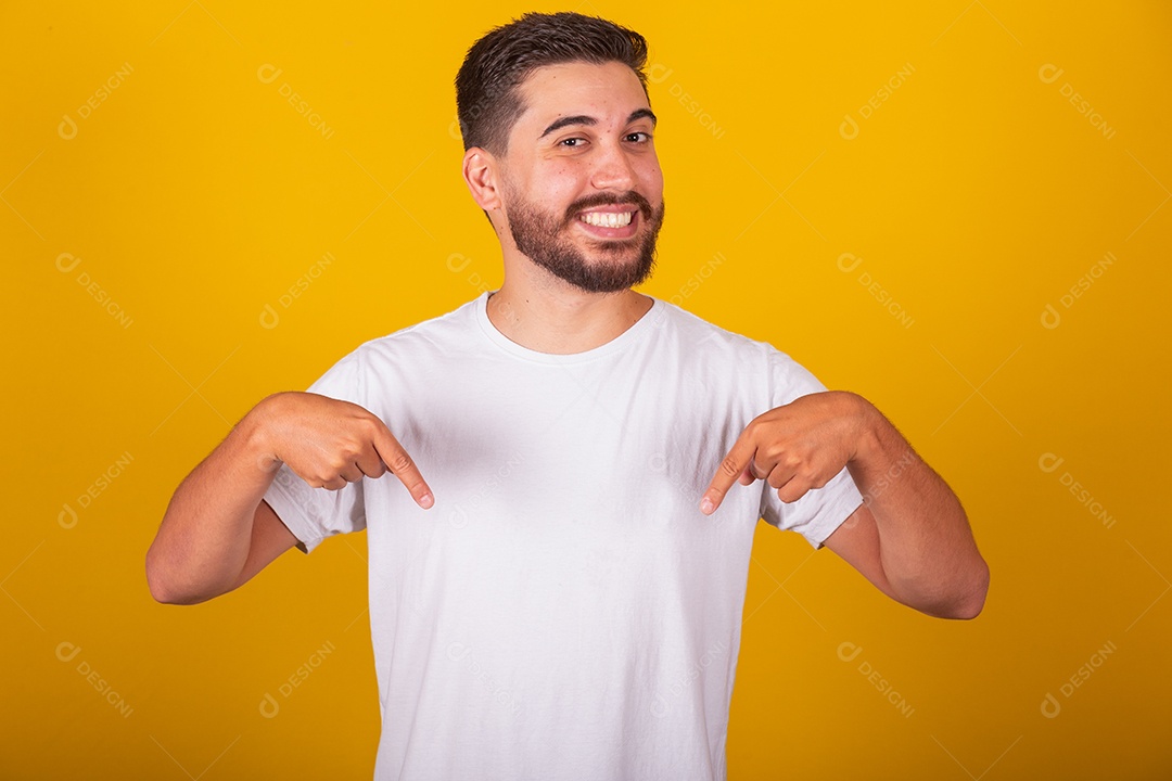 Homem jovem brasileiro sorridente barbudo fundo amarelo