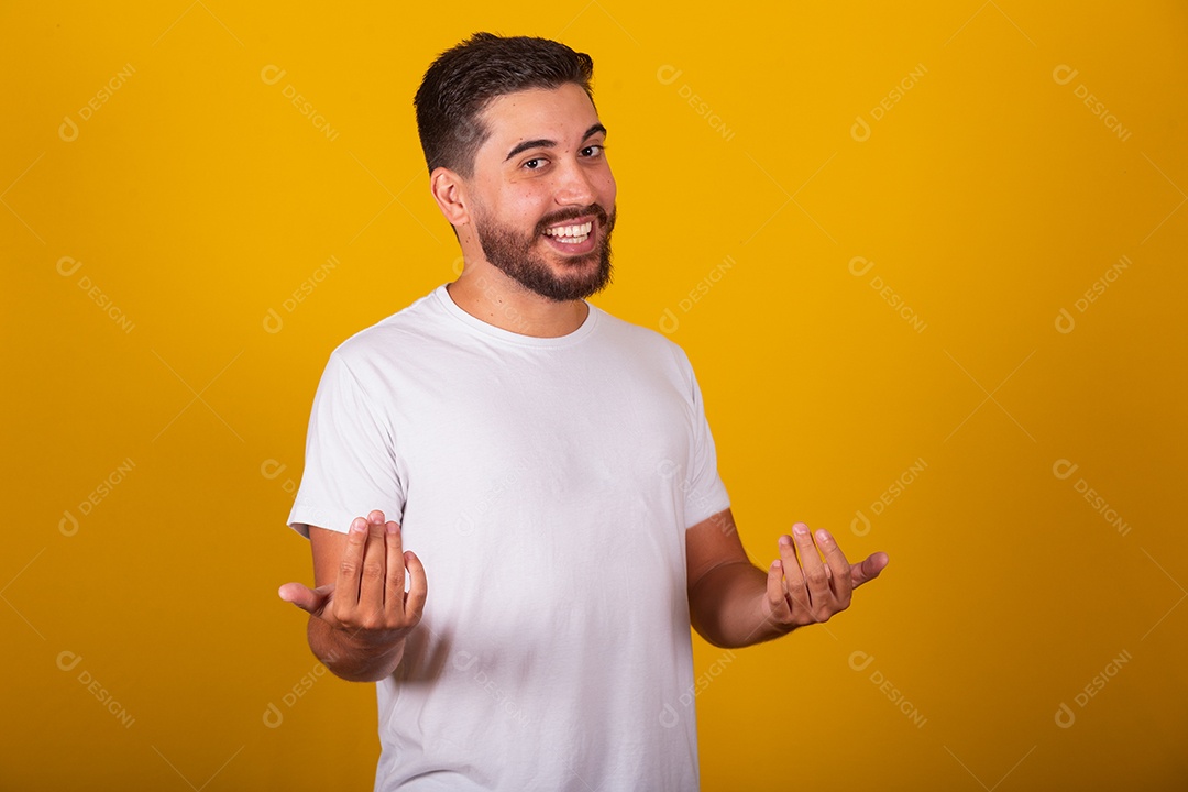 Homem jovem brasileiro sorridente barbudo fundo amarelo