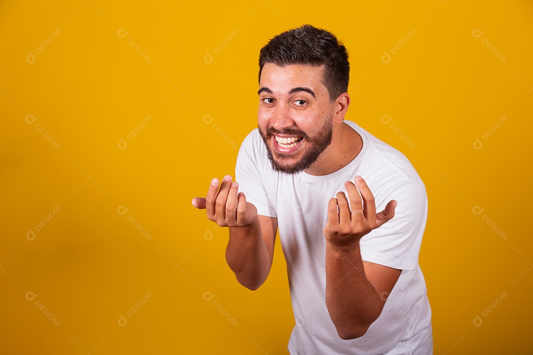 Homem jovem brasileiro sorridente barbudo fundo amarelo