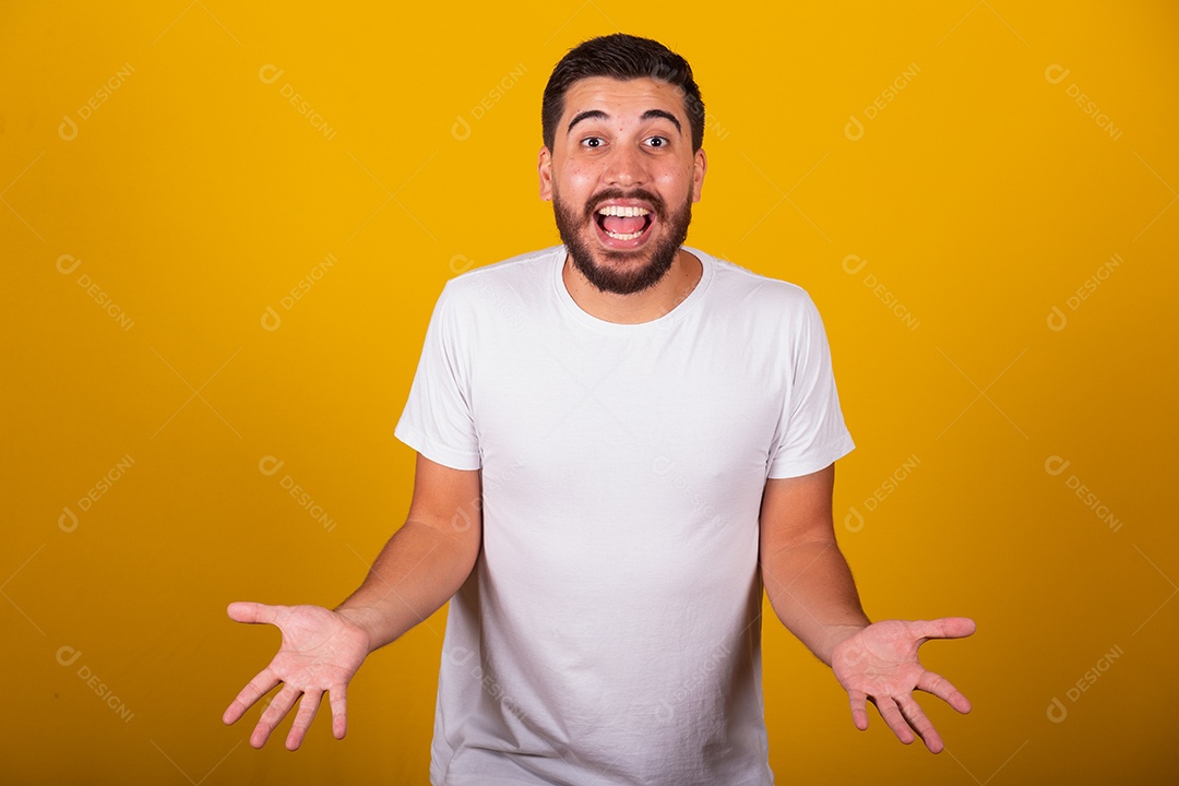 Homem jovem brasileiro usando camiseta branca fundo amarelo