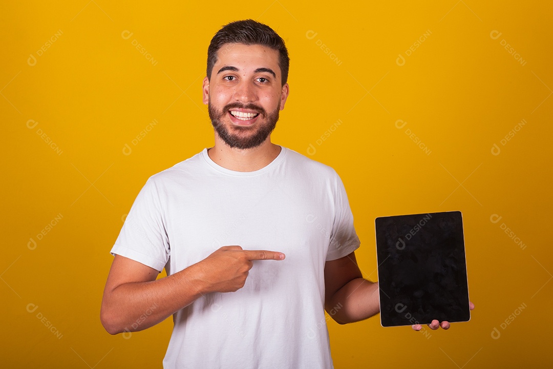 Homem latino-americano brasileiro feliz segurando tablet laptop