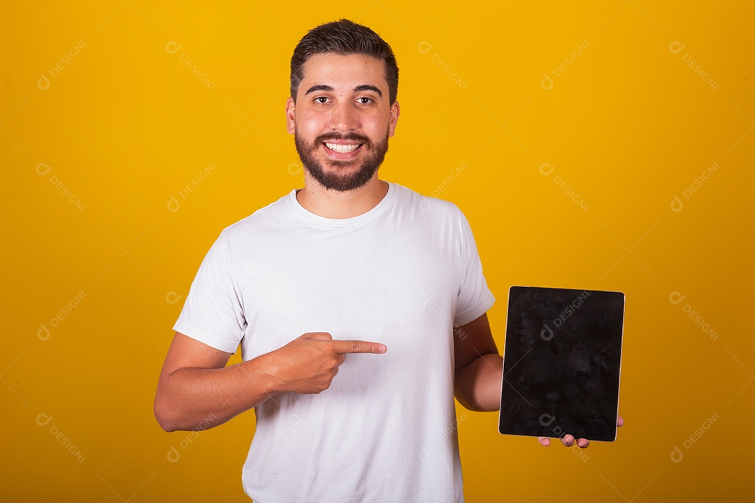 Homem latino-americano brasileiro feliz segurando tablet laptop