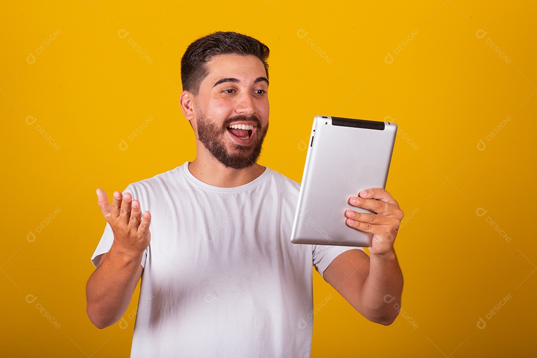 Homem latino-americano brasileiro feliz segurando tablet laptop