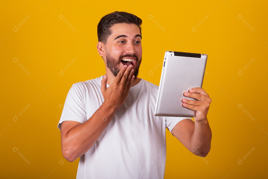 Homem latino-americano brasileiro feliz segurando tablet laptop