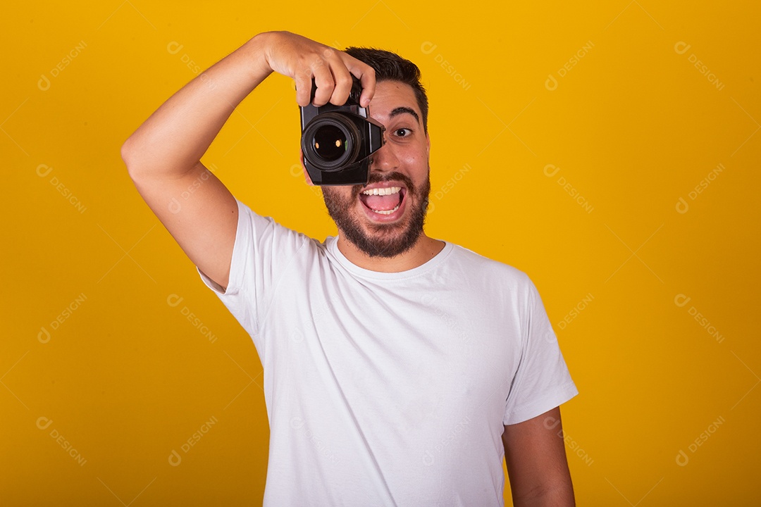 Homem jovem segurando segurando câmera profissional fotográfica