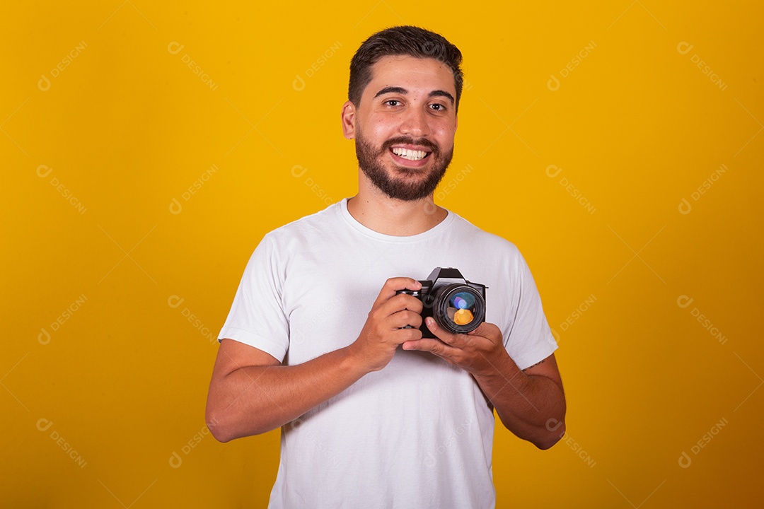 Homem jovem segurando segurando câmera profissional fotográfica