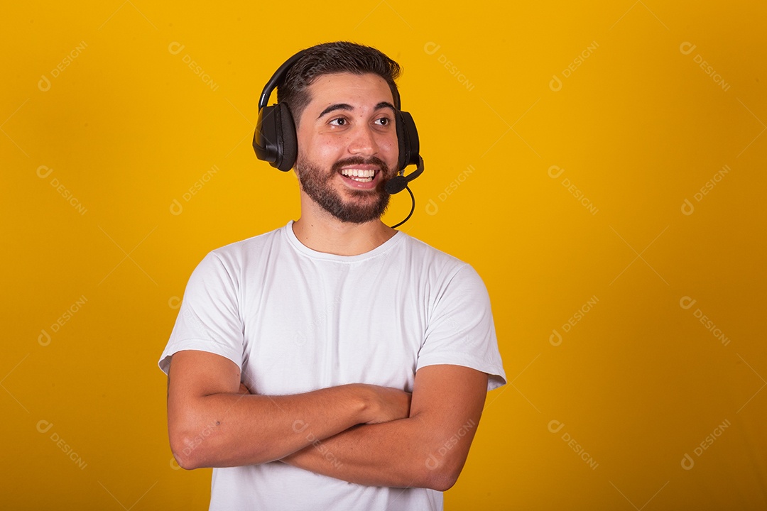 Homem latino-americano brasileiro feliz com fone de ouvido e microfone