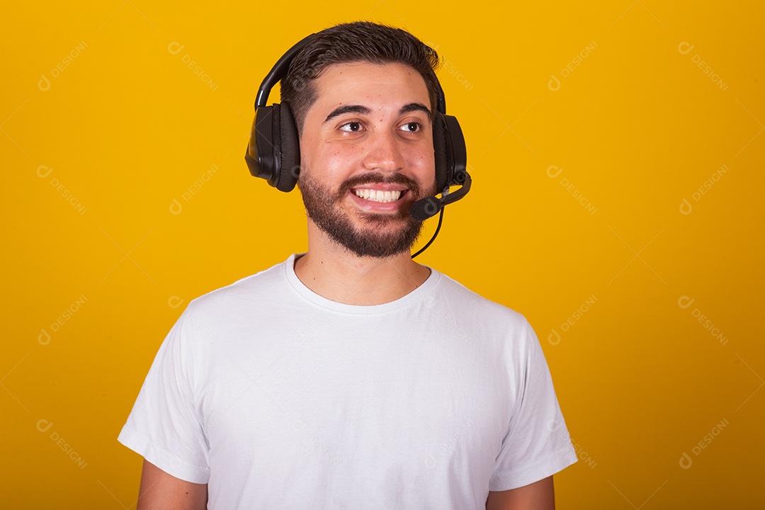 Homem latino-americano brasileiro feliz com fone de ouvido e microfone
