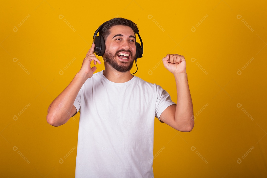 Homem latino-americano brasileiro feliz com fone de ouvido e microfone