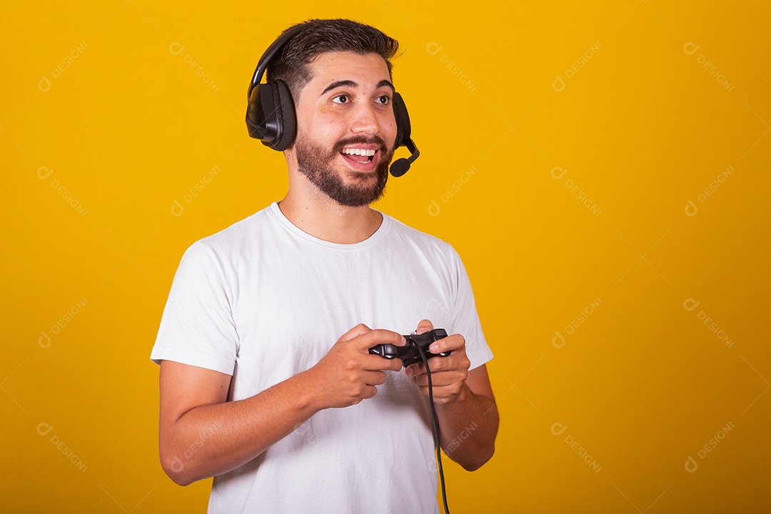 Homem jovem brasileiro feliz com fone de ouvido e controlador de videogame