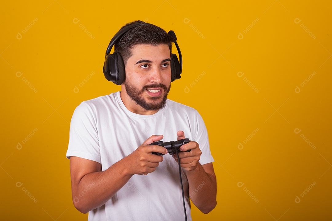 Homem jovem brasileiro feliz com fone de ouvido e controlador de videogame