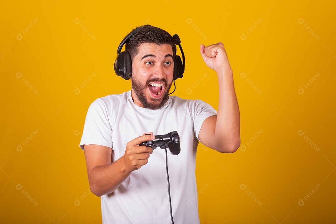 Homem jovem brasileiro feliz com fone de ouvido e controlador de videogame