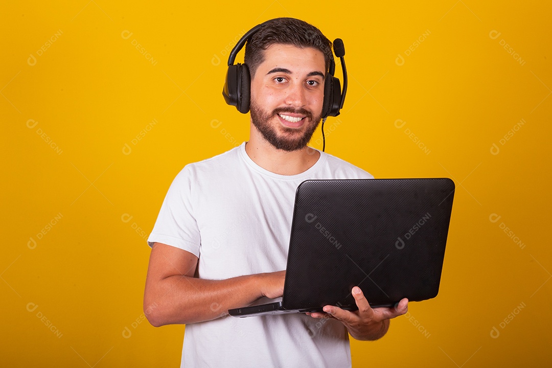 Homem latino-americano brasileiro, feliz, segurando notebook e sorrindo