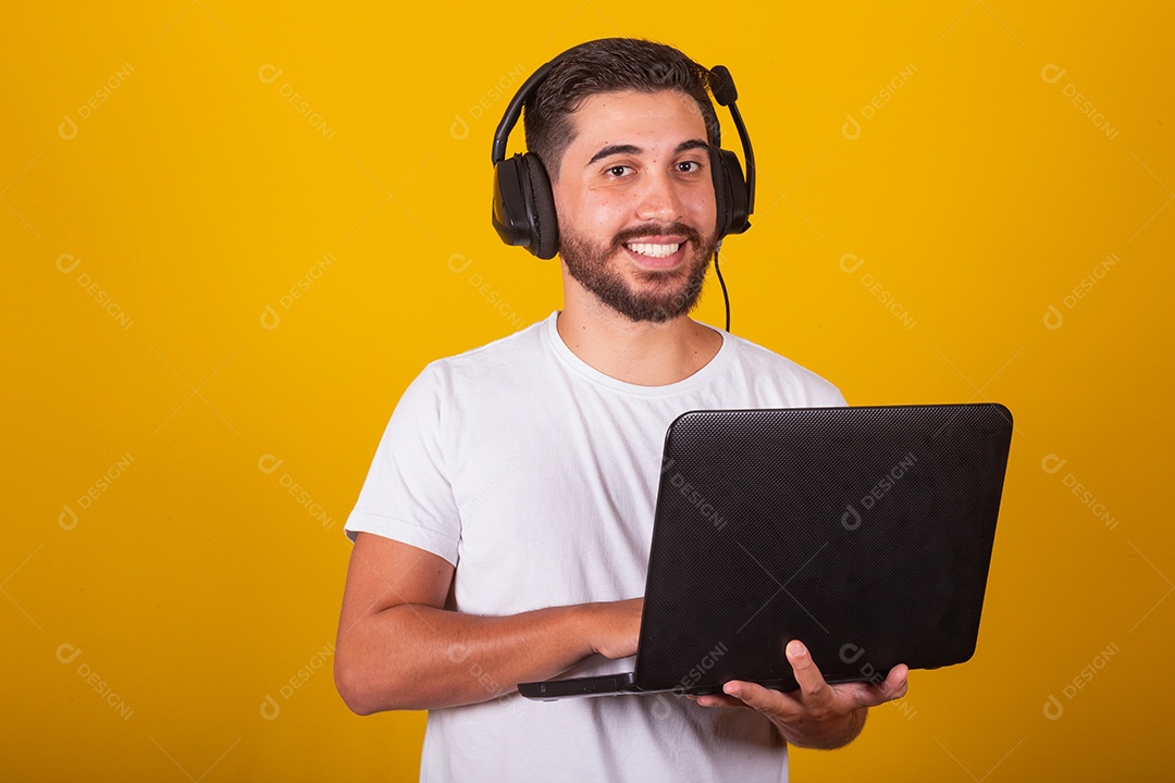 Homem latino-americano brasileiro, feliz, segurando notebook e sorrindo