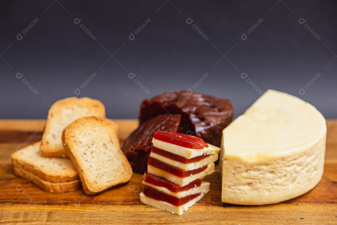 Sobremesa e lanche de doce, romeu e julieta, queijo com goiaba na placa de madeira